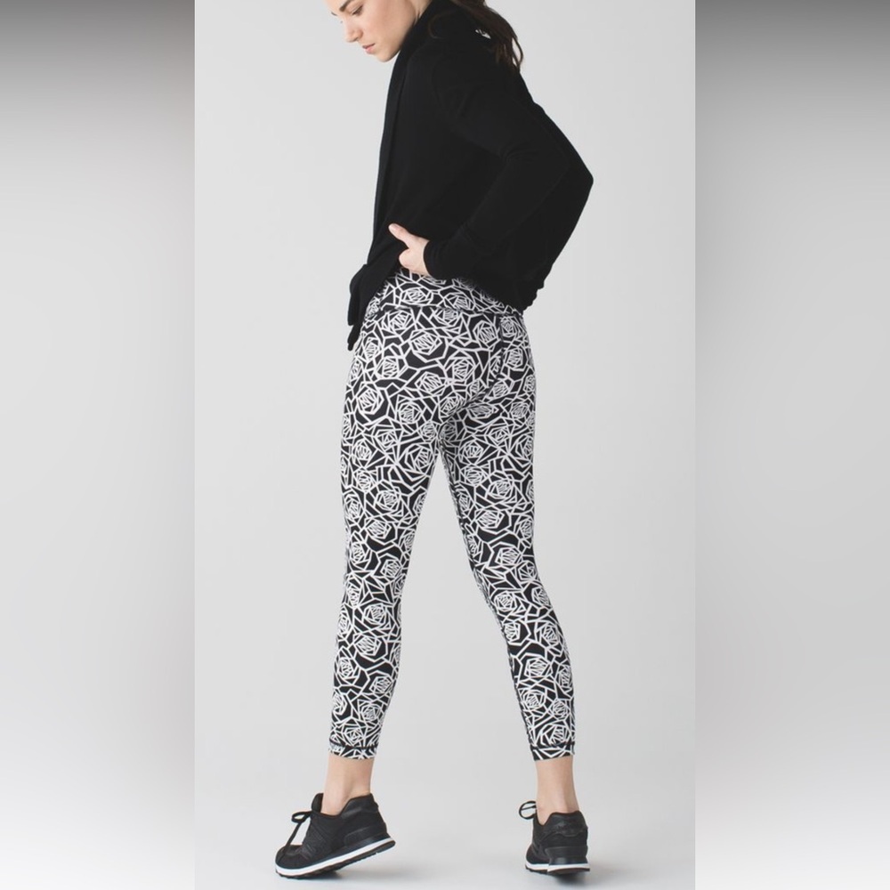 120. Lululemon High Times Pant 26” *Full-On Luxtreme
Posey Black White